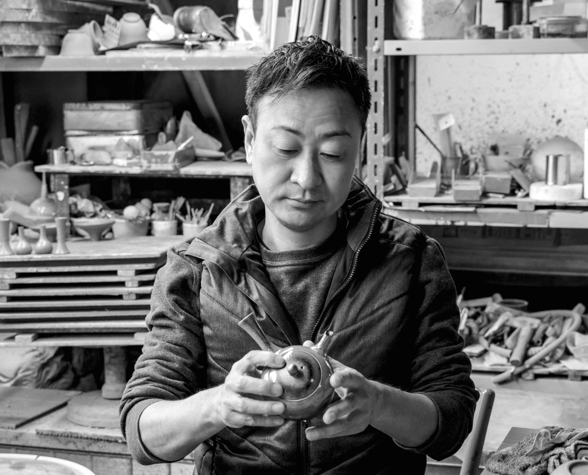 工房で制作する陶芸家・澤田朋大